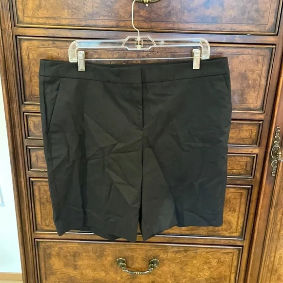 Talbots woman’s black Bermuda shorts - Picture 1 of 7